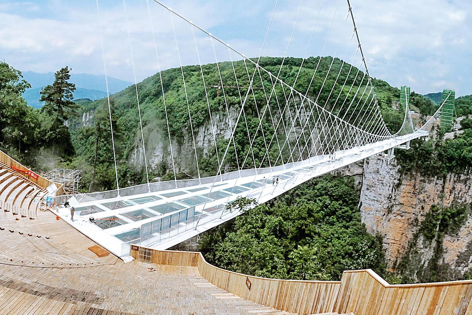 How architects built China's terrifying glass bridge