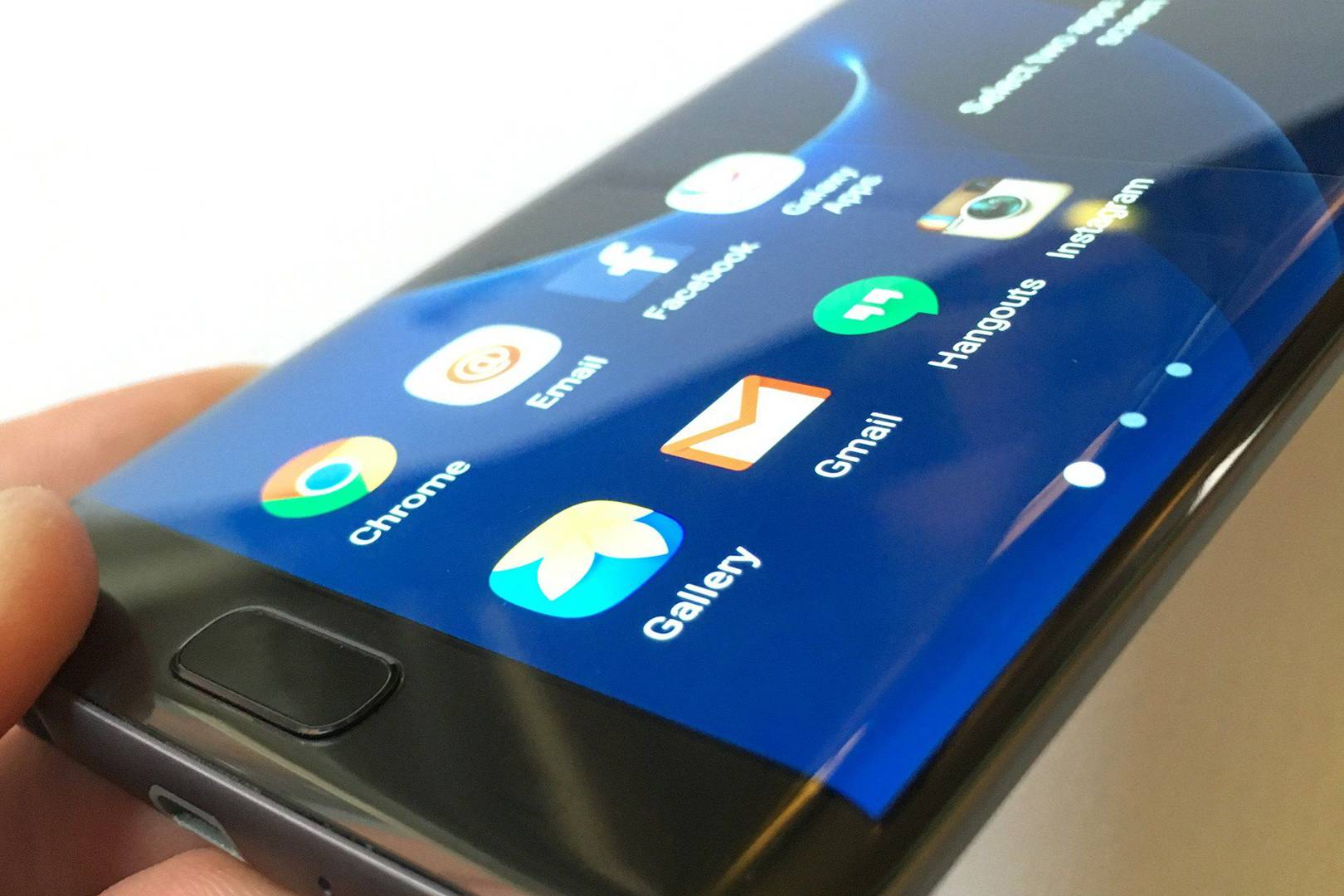 Samsung's Galaxy S7 edge beats the iPhone 7 to best phone of the year award