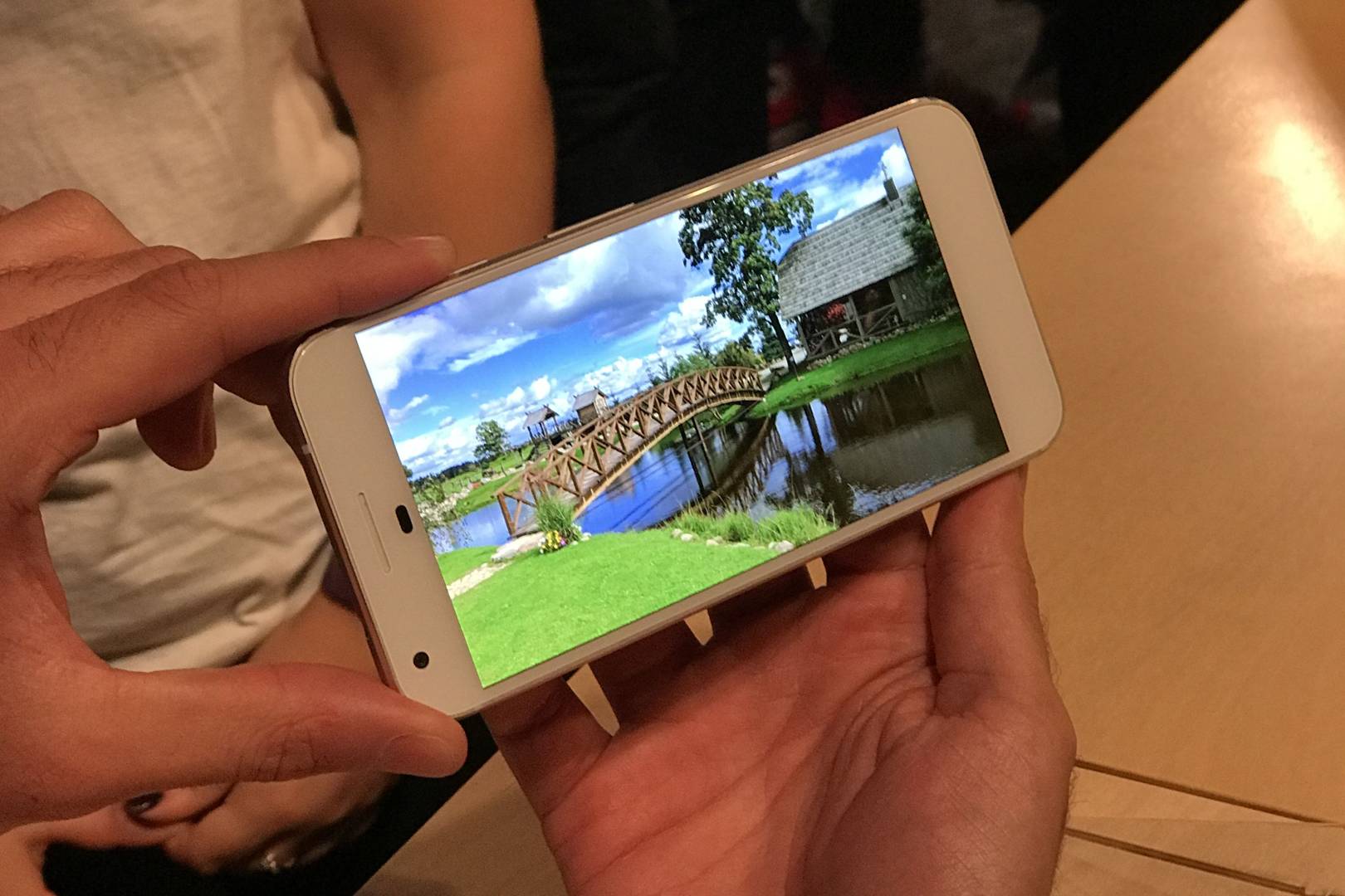 Hands-on with the Google Pixel: lacklustre hardware running astonishing software