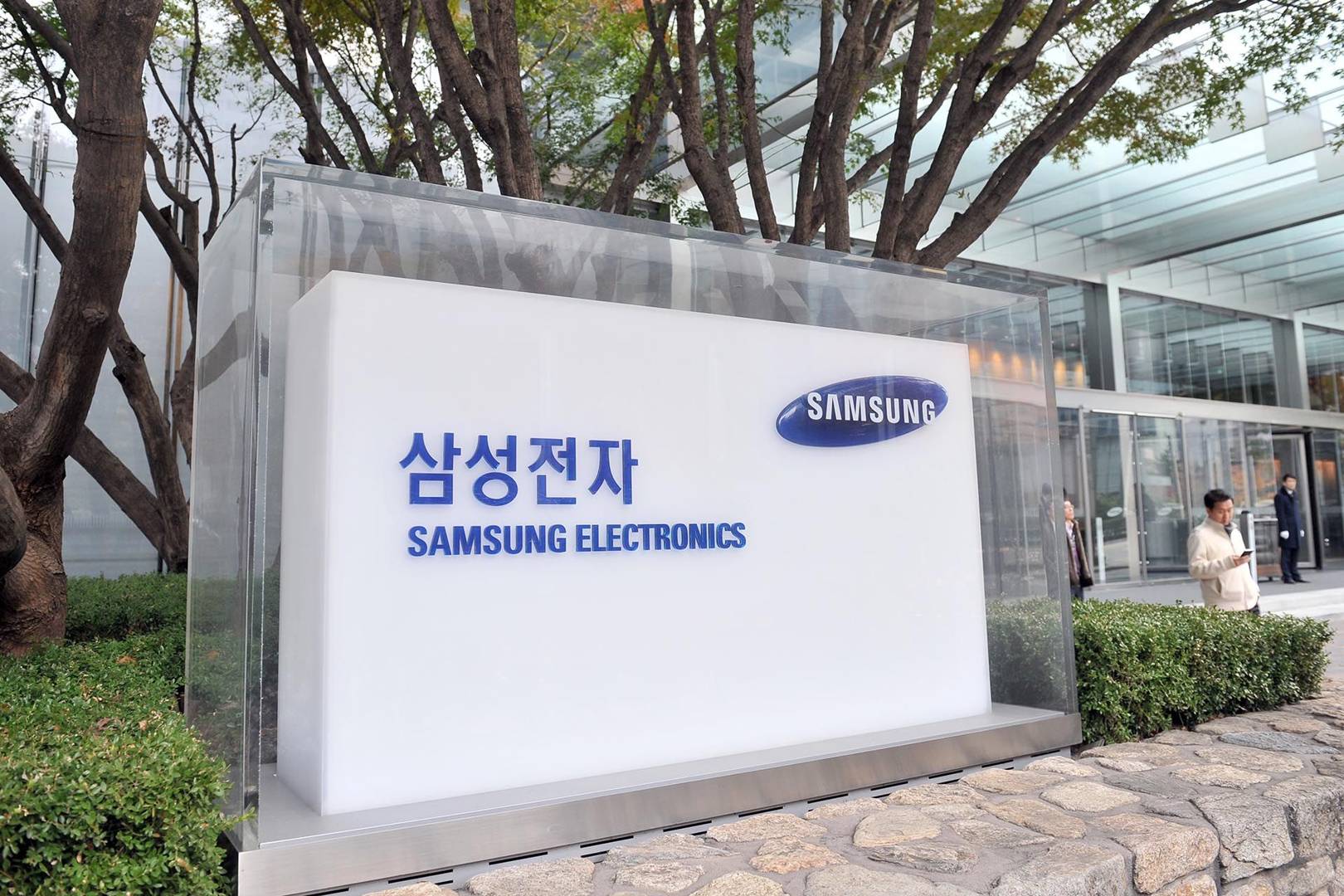 Samsung buys AI platform Viv, takes aim at Siri and Google Assistant