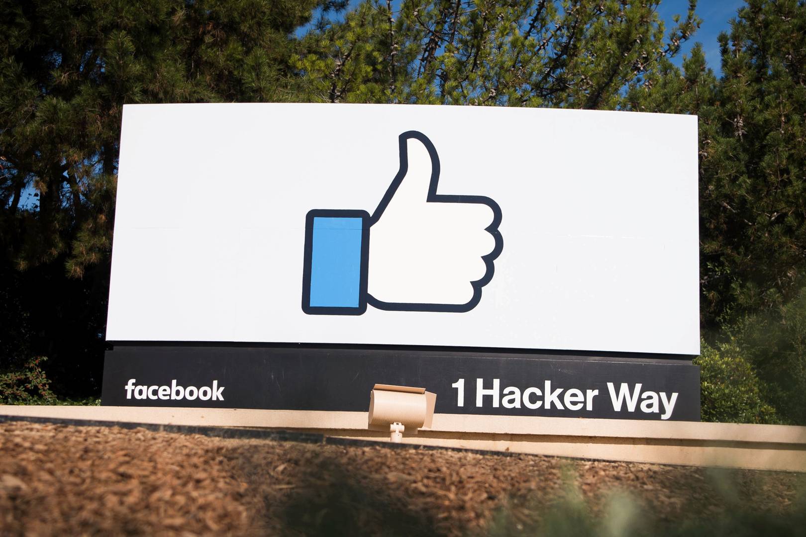Facebook admits flaw in data it shares with advertisers