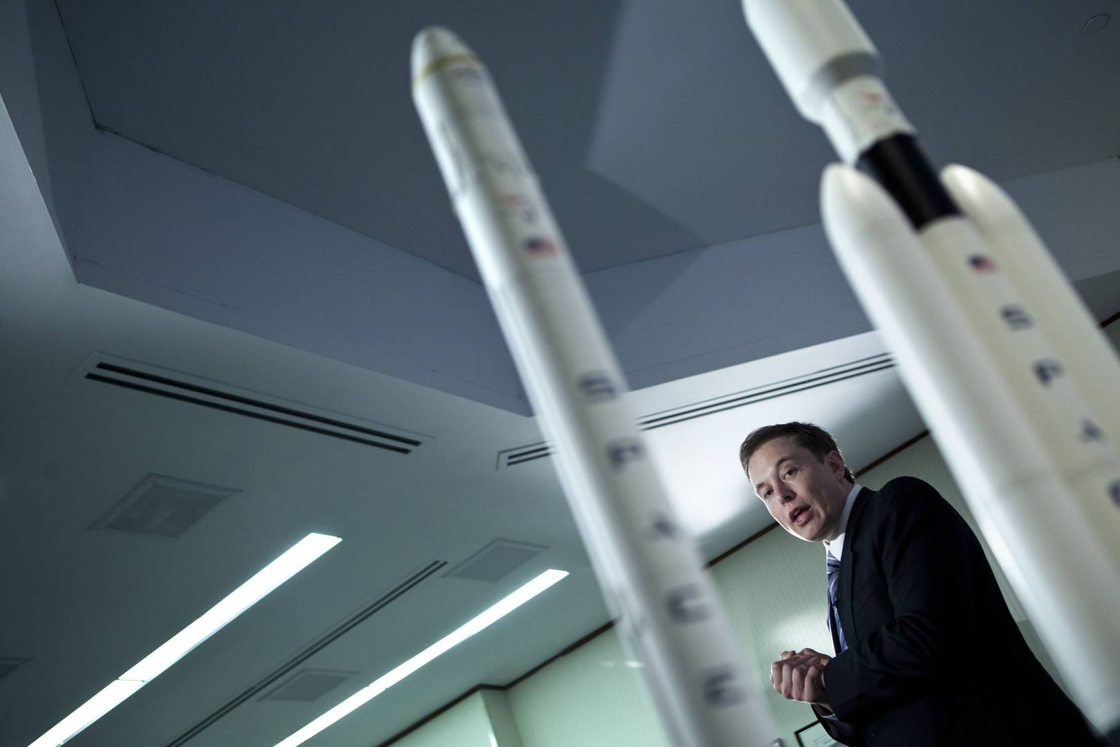 SpaceX seeks approval for huge satellite internet cluster