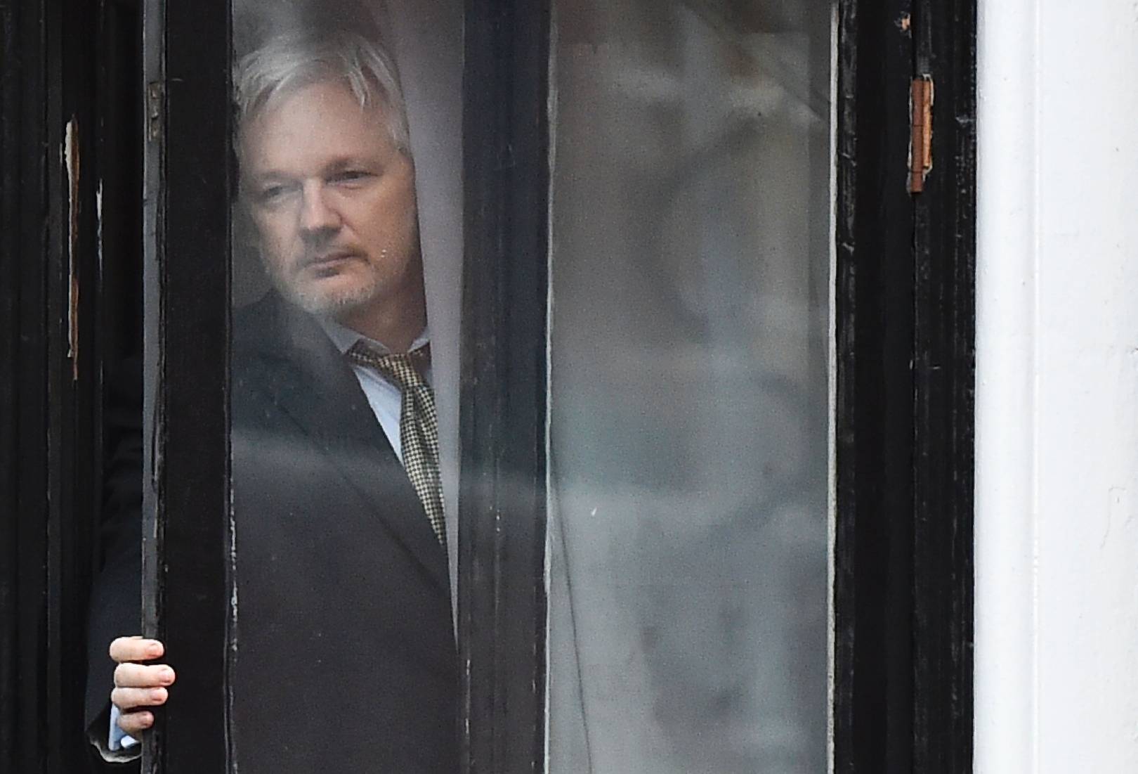 Ecuador confirms it 'temporarily' shut off Julian Assange's internet
