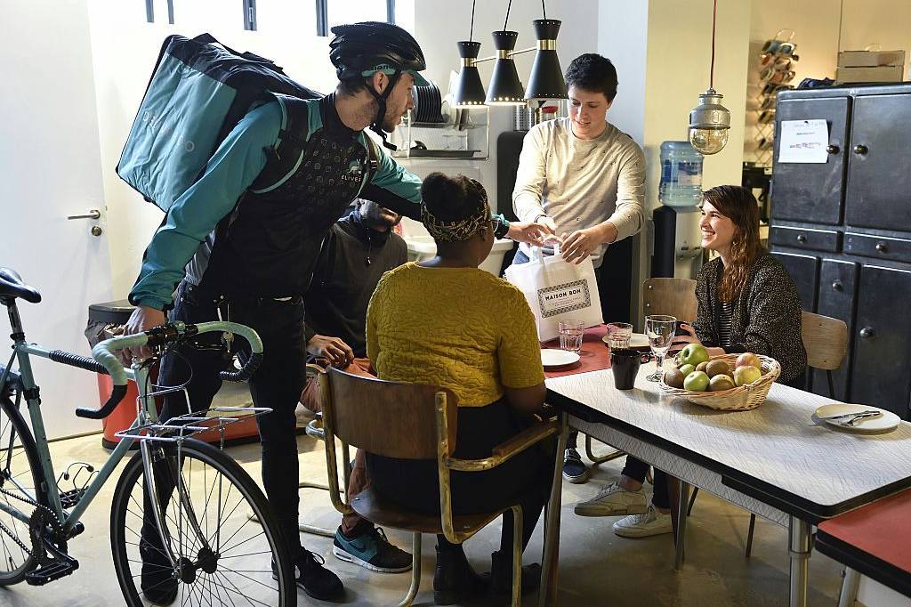 Gig economy showdown, dinosaur art: Podcast 326