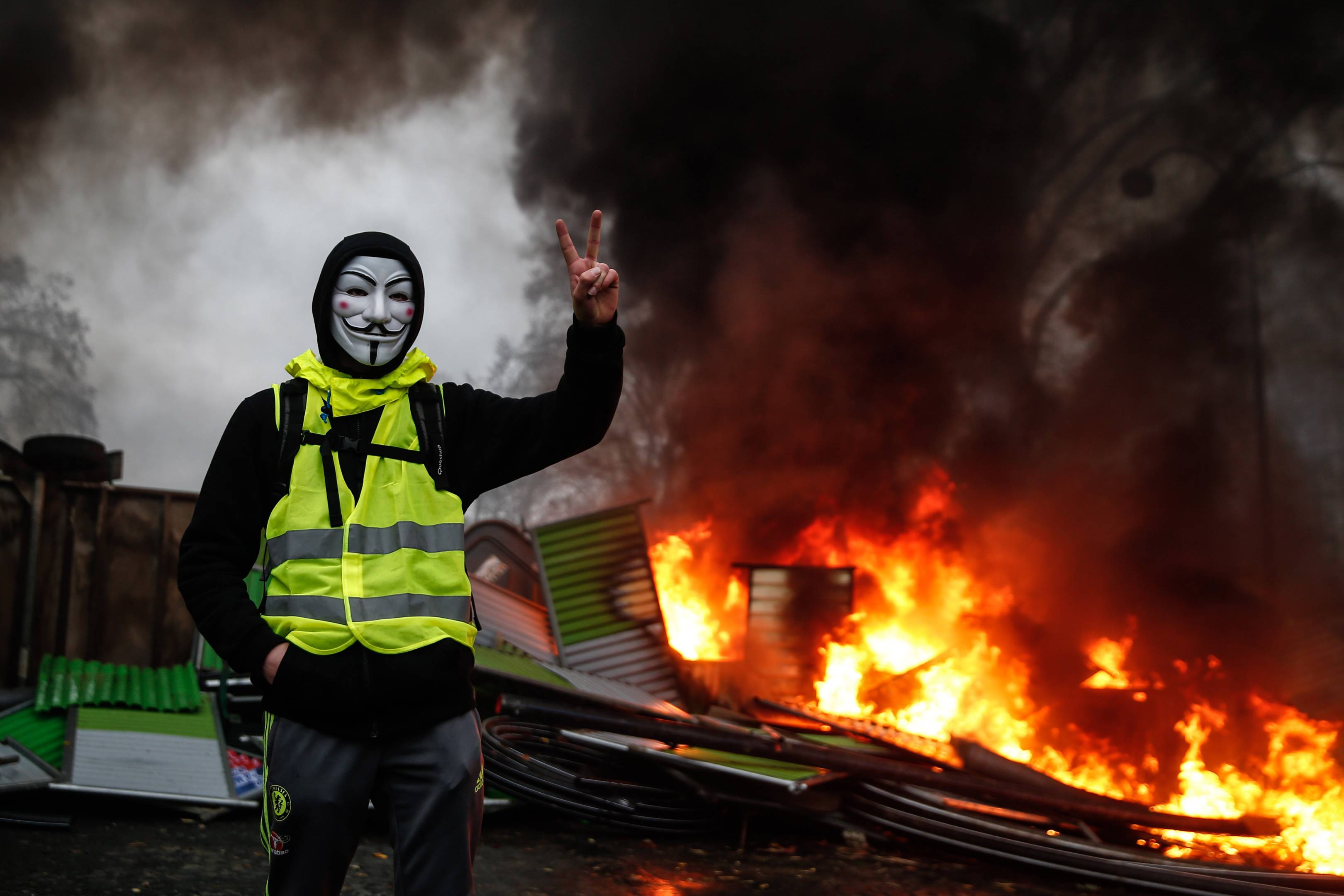 Gilets Jaunes à Paris Larc De Triomphe Tagué