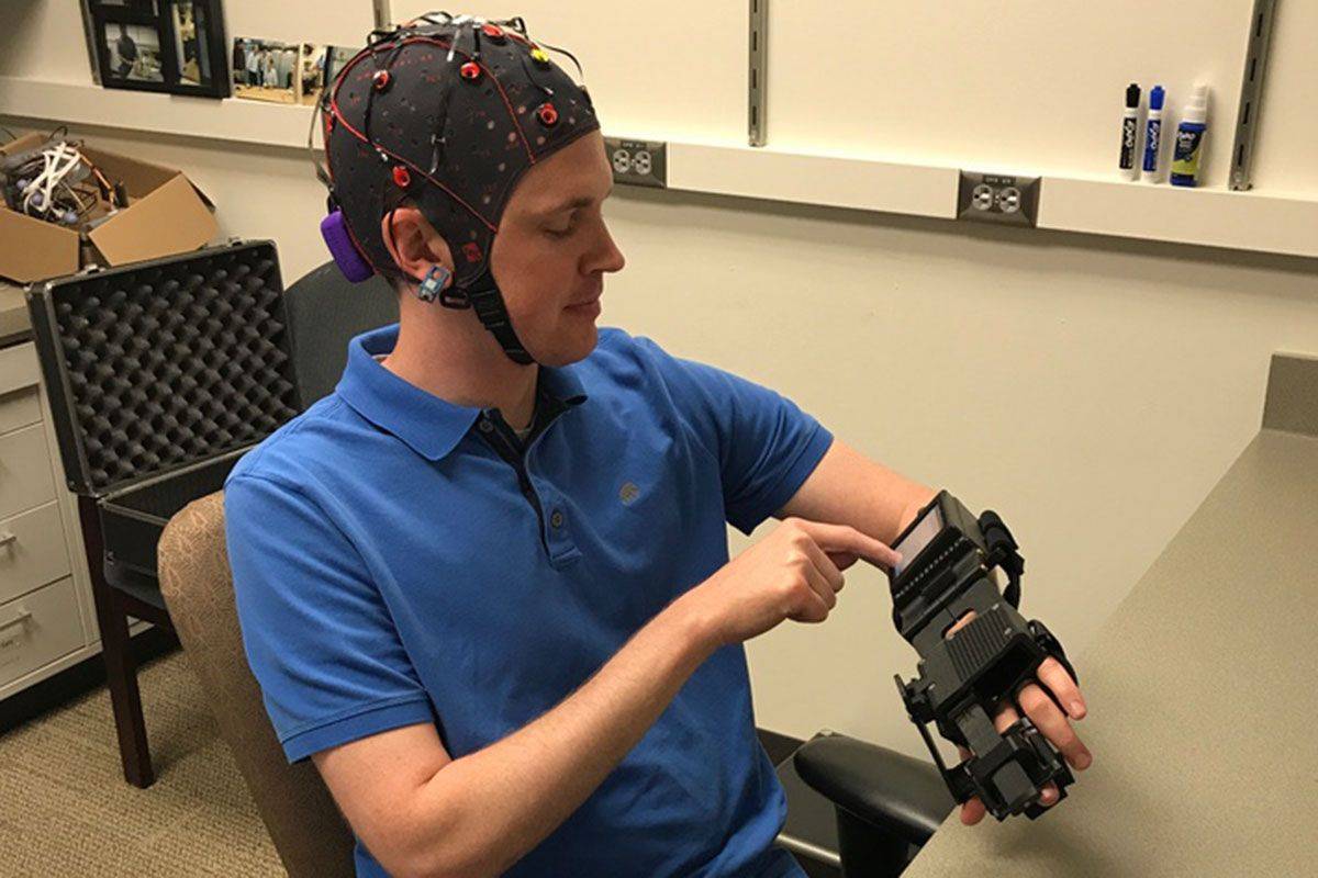 Mind-controlled brace helps paralysed stroke patients move their hands