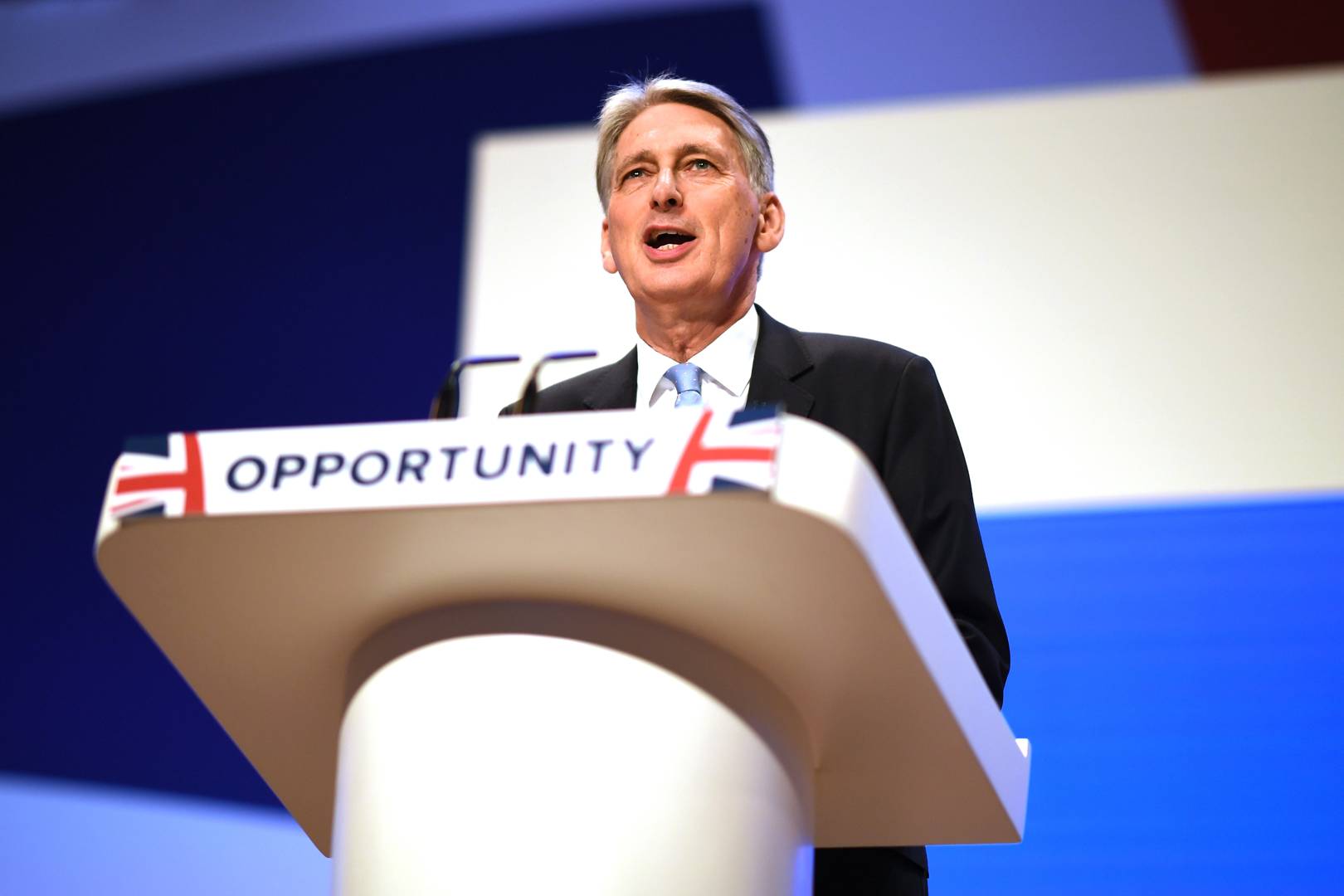 Hammond's blockchain plan won't solve the Brexit Irish border issue