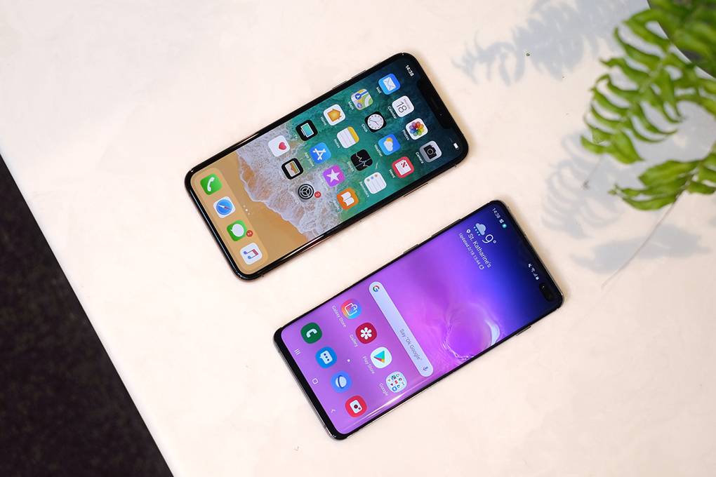 should i buy iphone xs or samsung s10