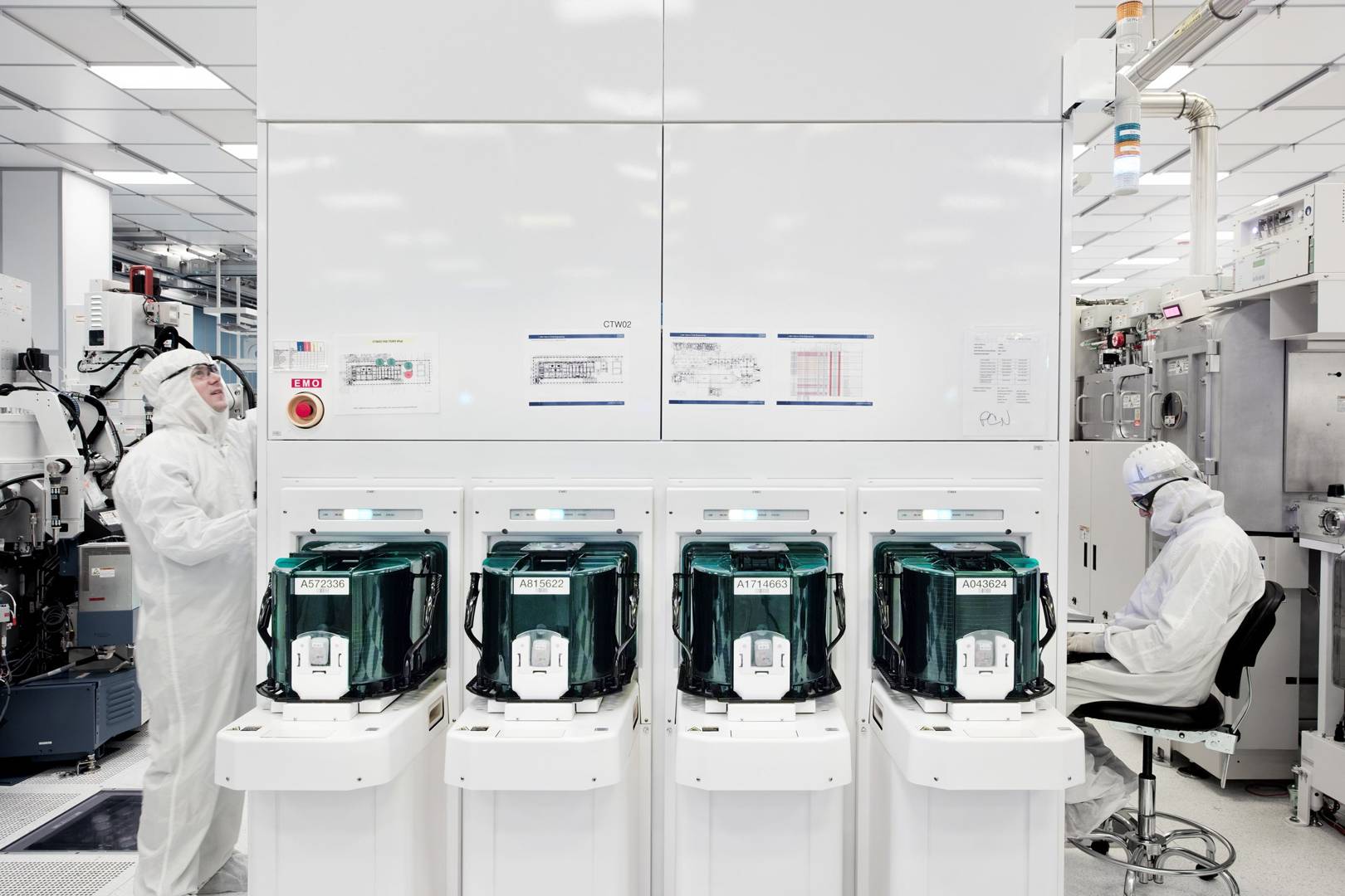 IBM crams 30 billion switches onto a chip the size of a fingernail