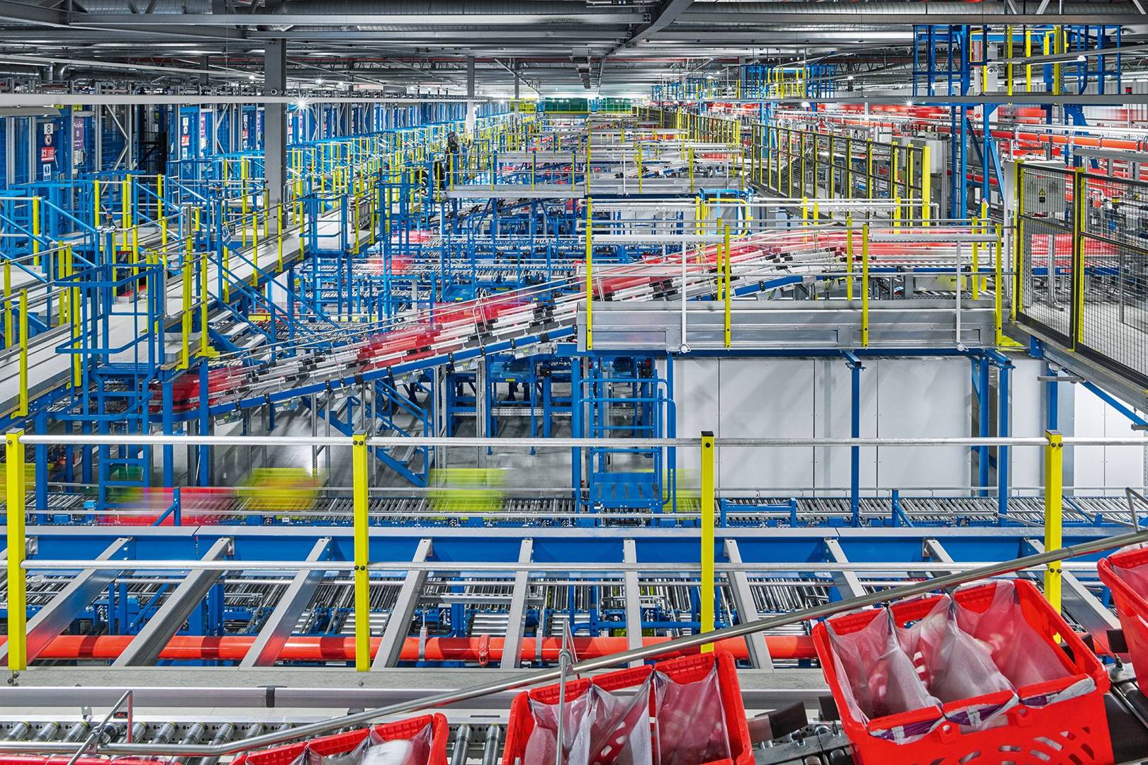 Hypnotic video shows thousands of autonomous crates flying through Ocado's robo-factory