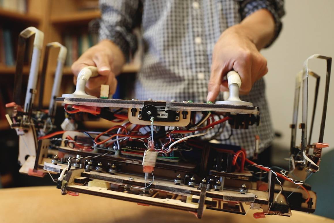 This gecko-inspired robot could finally help us clean up space