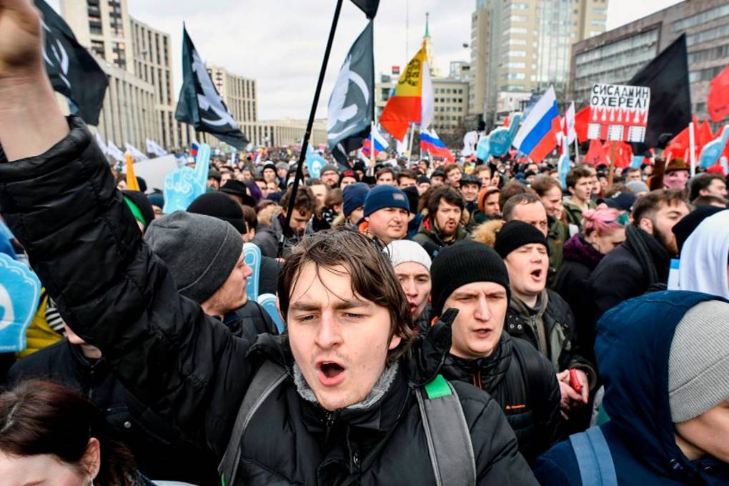 Monday briefing: Russians protest isolationist new internet regulations