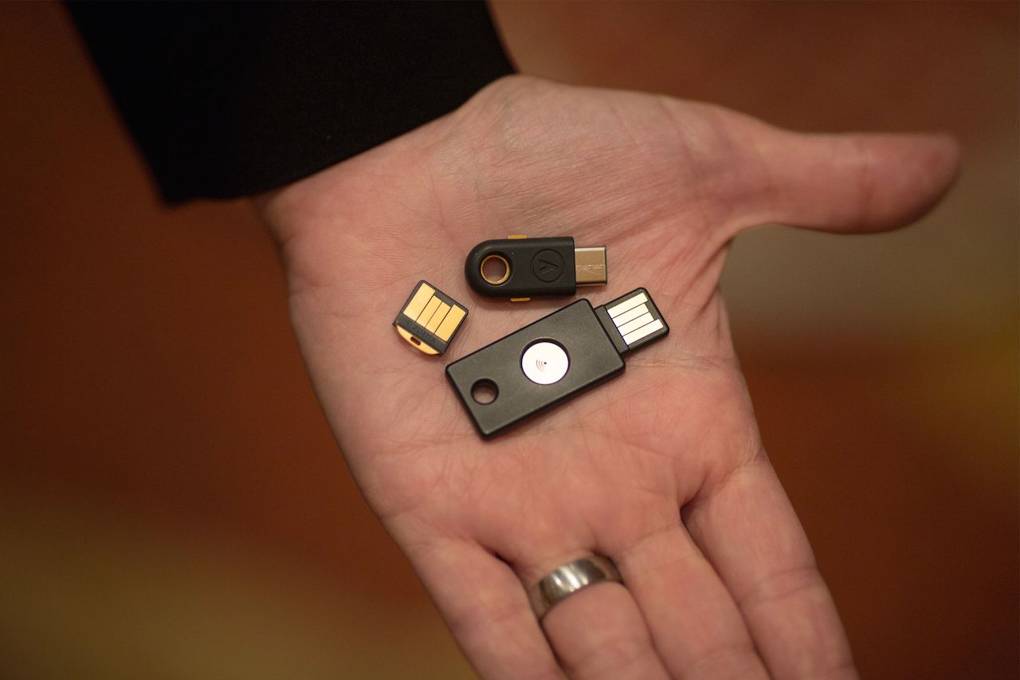 This simple USB key protects everyone from phishing