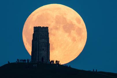 Total Lunar Eclipse 18 How To See The Blood Moon In The Uk And The Science Behind It Wired Uk