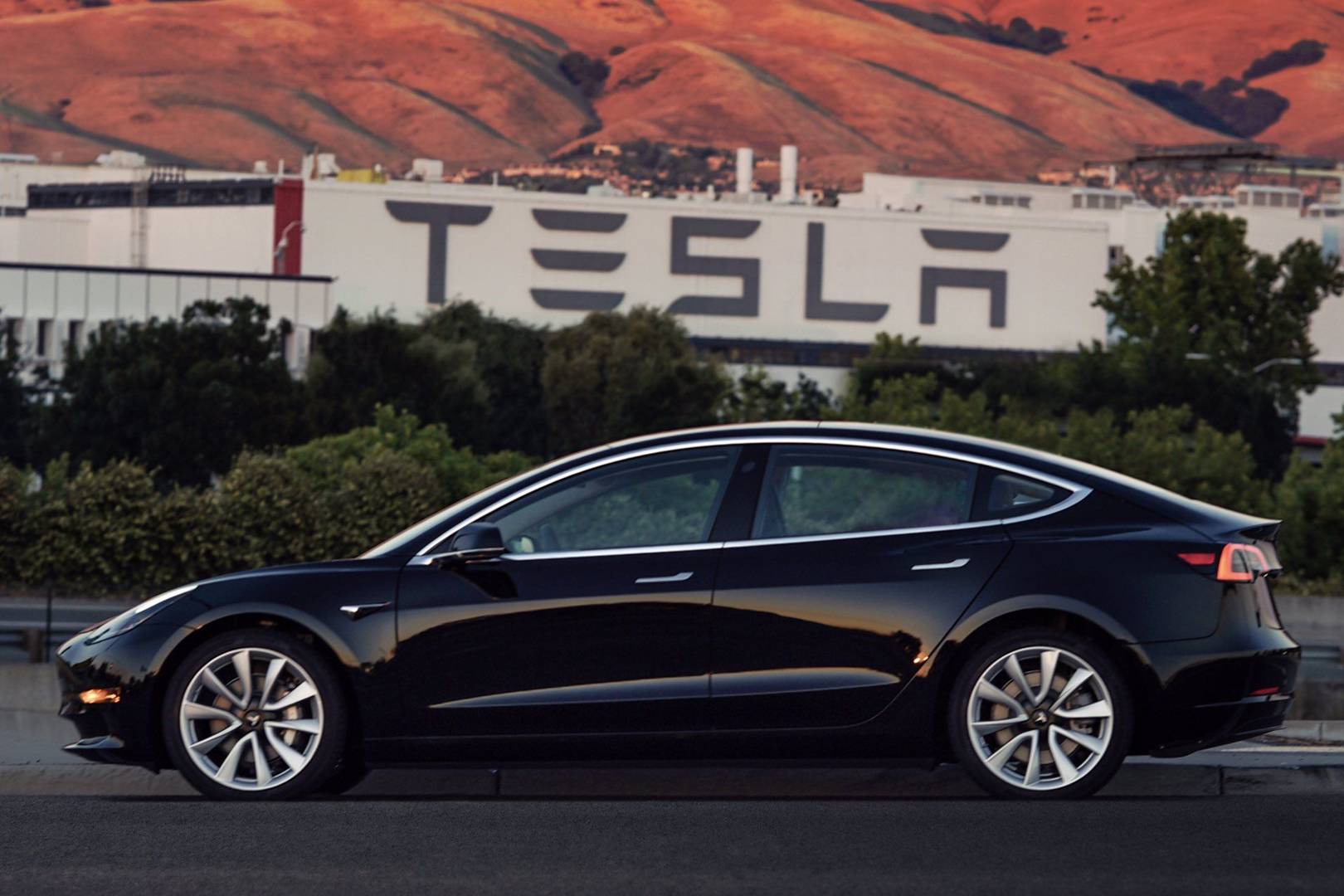 Thursday briefing: Tesla is making 5,000 Model 3s a week, lost $720m last quarter