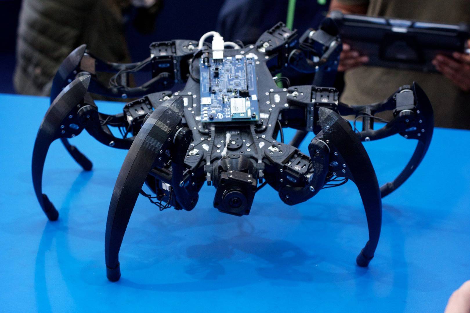 Giant 3D-printed robot spider sees world through an iPad | WIRED UK