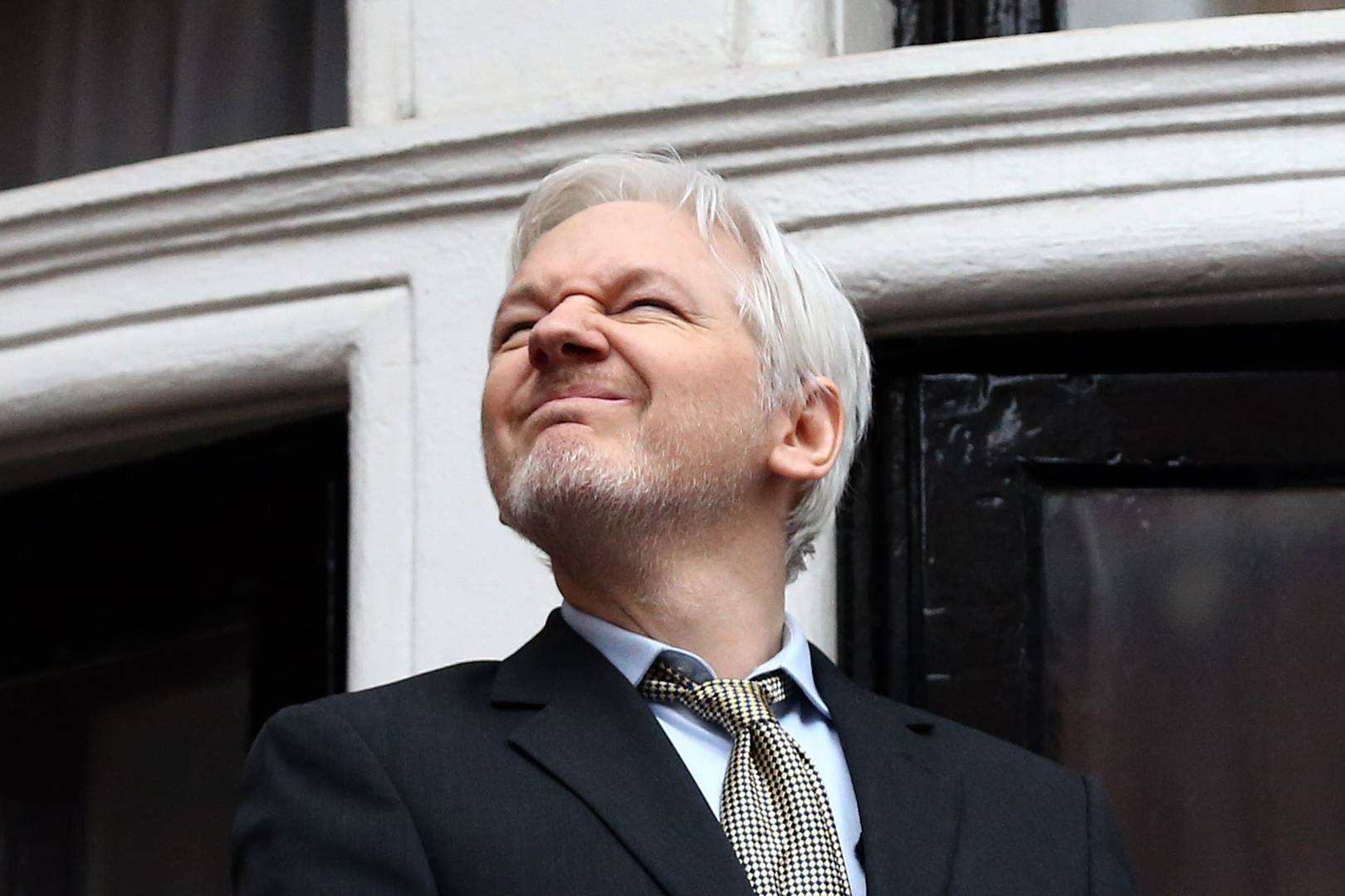 Julian Assange promises to give tech giants source code for the hacks