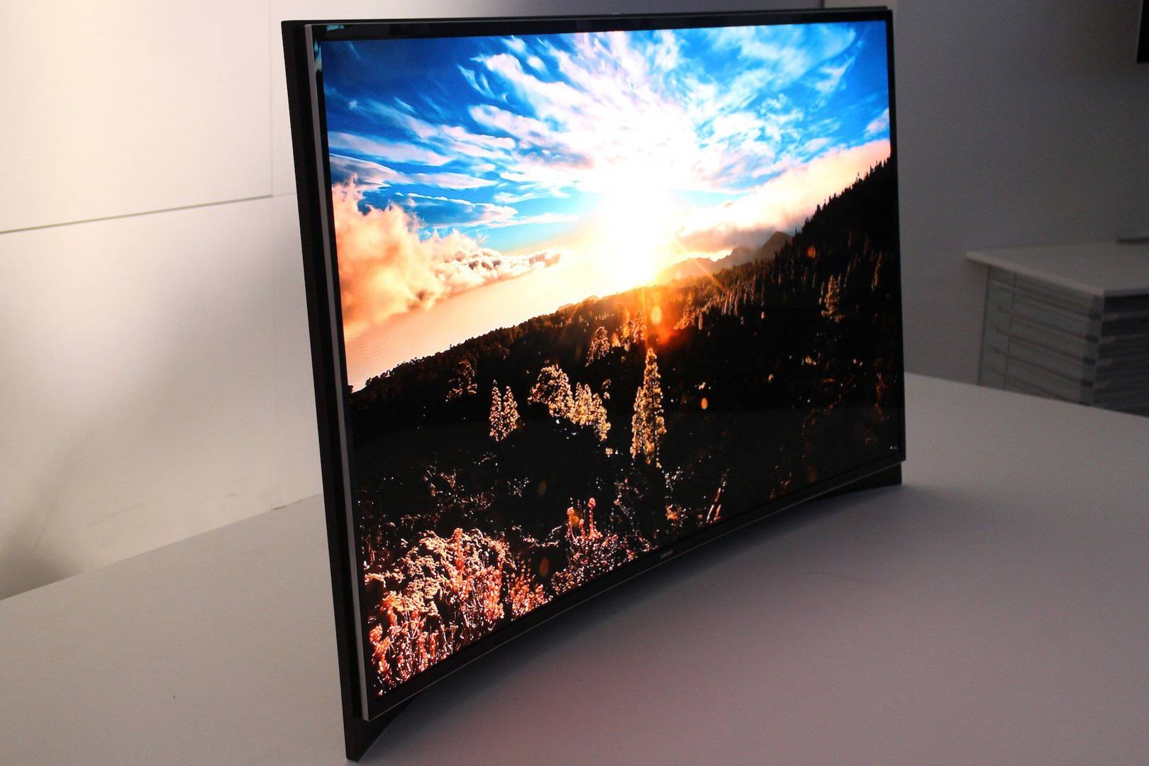Samsung and LG's curved OLED TVs compete to be world's first at CES