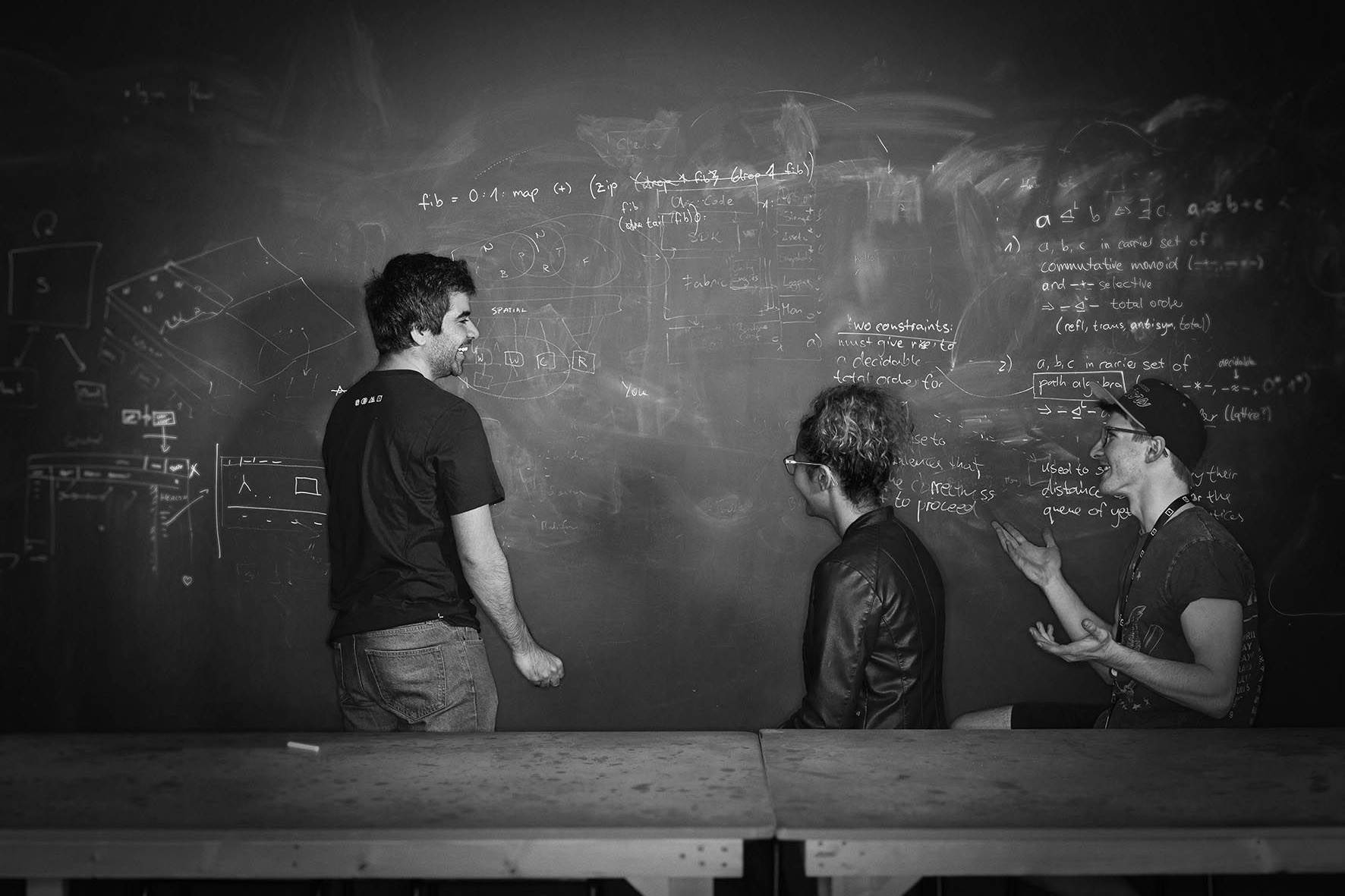 одиночество женщины. стена из полароидных снимков в интерьере. дом коллаж для фотографий из полароида. Green library. Re living.